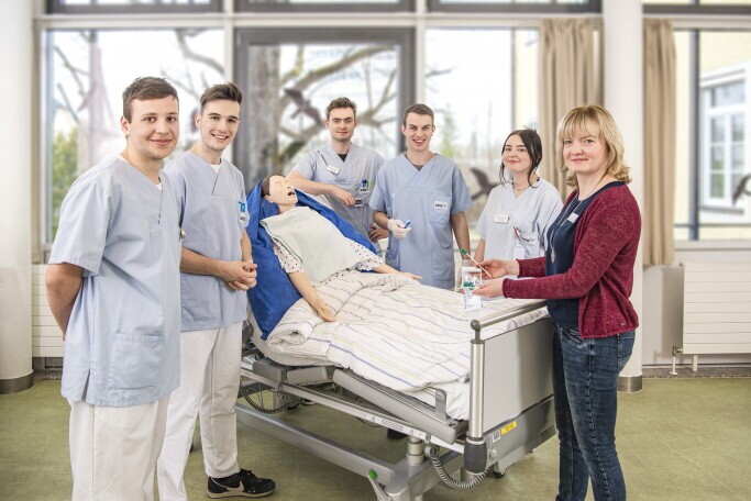 Ausbildung zur Pflegefachfrau / zum Pflegefachmann (w/m/d) Start April / Traunstein, 1. Bild